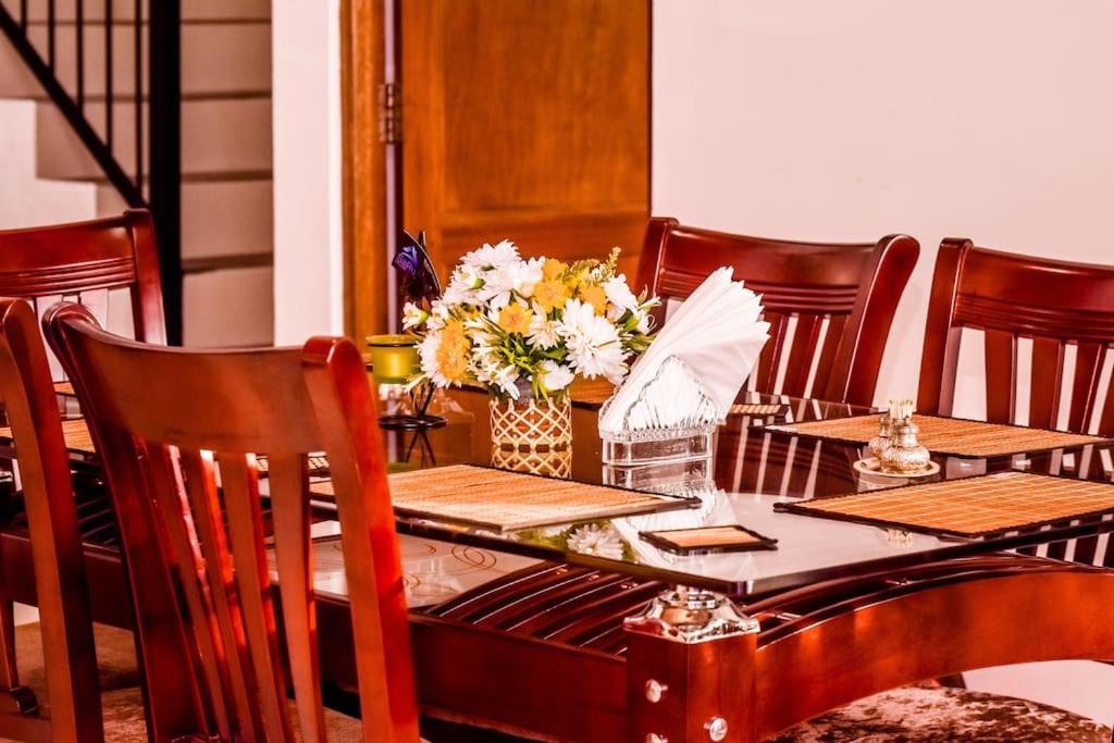 Saru Holiday Apartment - Upto 6 Guests Kandy Bagian luar foto