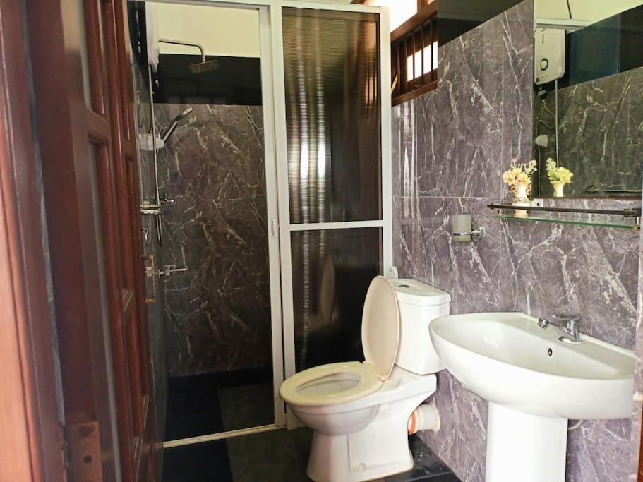 Saru Holiday Apartment - Upto 6 Guests Kandy Bagian luar foto