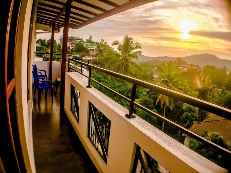 Saru Holiday Apartment - Upto 6 Guests Kandy Bagian luar foto
