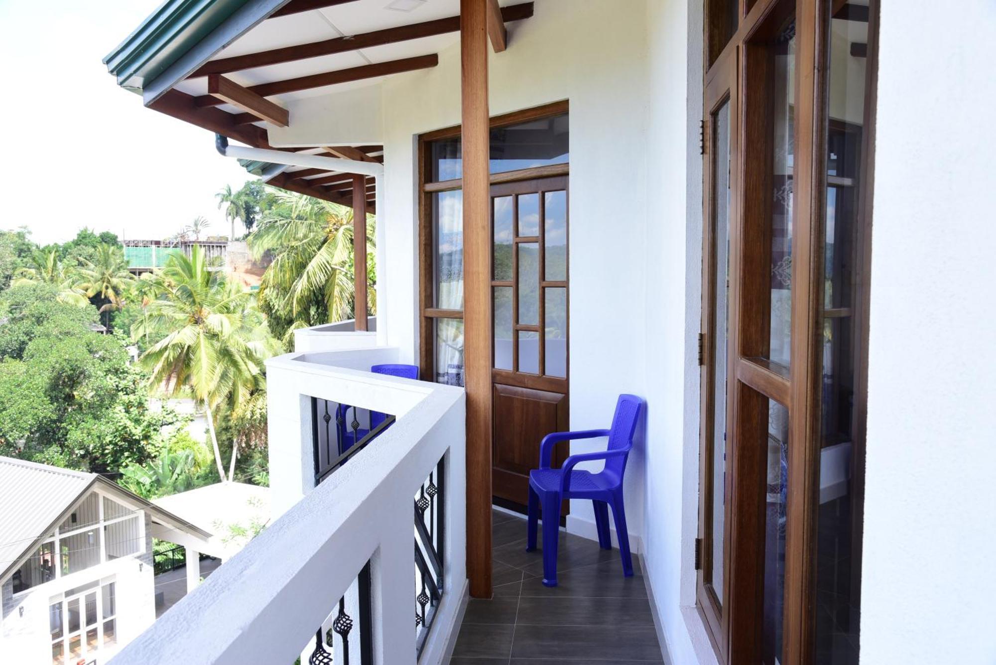 Saru Holiday Apartment - Upto 6 Guests Kandy Bagian luar foto